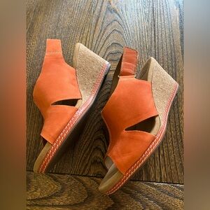 Clark’s Helio Float 4 wedge sandals- orange nubuck size 9-worn twice